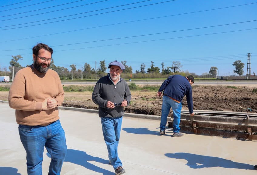 Ricardo Curutchet recorrió las obras de pavimentación en la colectora Presidente Perón